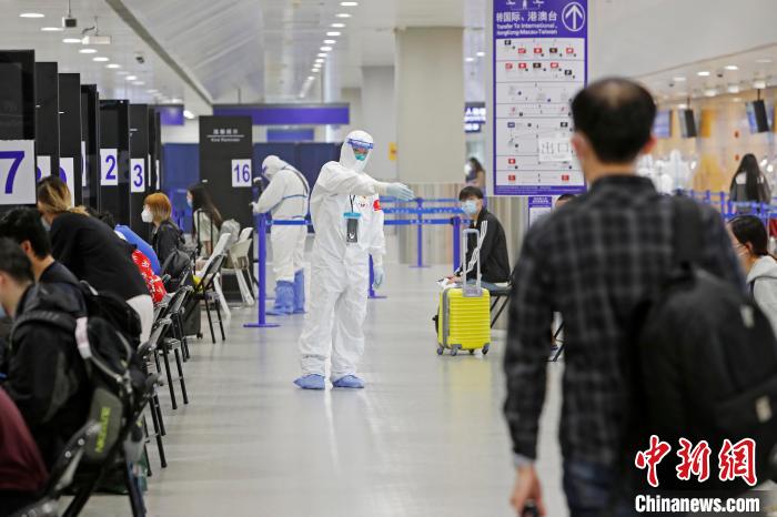 浦東機場海關人員引導入境旅客等待進行信息核查。(資料照片) 殷立勤 攝