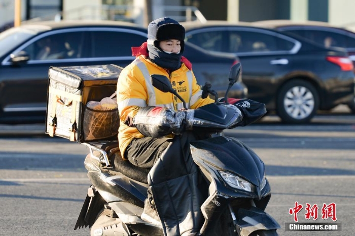 北京遭遇大風降溫天氣