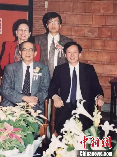 1996年12月7日，海峽兩岸少年小說研討會(huì)，桂文亞、張之路、方衛(wèi)平與林良合影?！「＝ㄉ倌陜和霭嫔绻﹫D 攝