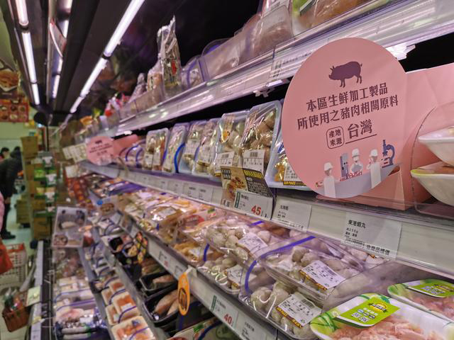 臺北市民生東路一家超市的肉品區(qū)貼出告示，表明所售生鮮加工制品所使用的豬肉相關(guān)原料產(chǎn)地為臺灣。新華社記者 吳濟海 攝