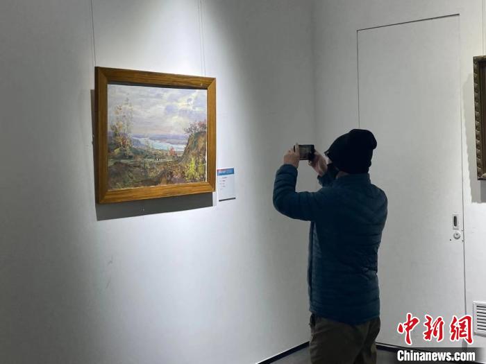 此次畫展共展出俄羅斯畫家畫作107幅?！㈠a菊 攝