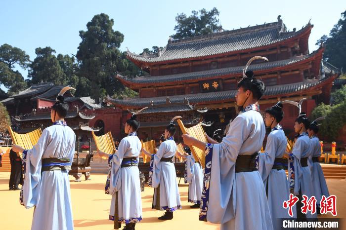 圖為活動現(xiàn)場，兩岸學(xué)子誦讀“善書三圣經(jīng)”之一的《文昌陰騭文》。四川省臺辦供圖