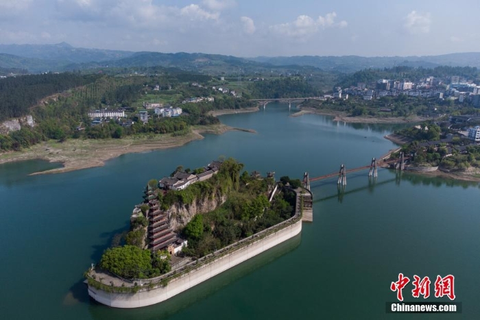 長江“盆景”石寶寨景色秀美