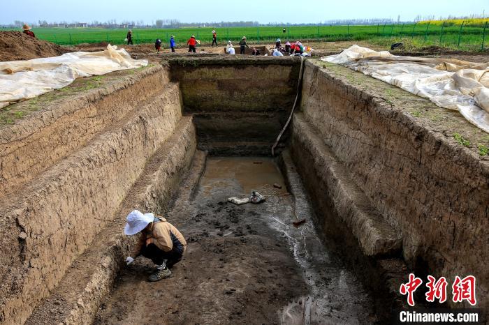 考古人員在遺址中發(fā)掘出的護(hù)城河一角 楊東 攝