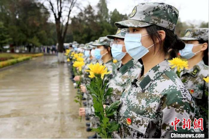 2021年4月3日，武警女兵在蘭州烈士陵園祭奠烈士。　甘肅省退役軍人事務(wù)廳供圖 攝