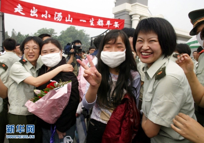 2003年6月20日，小湯山醫(yī)院的最后一批非典治愈者出院時與醫(yī)務(wù)人員深情告別。新華社記者王建民攝.jpg