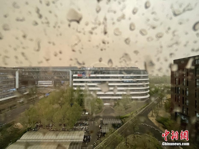 北京迎沙塵大風天氣 “泥雨”從天而降