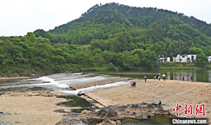 海外華文媒體代表走訪安徽歙縣漁梁壩體驗古徽州文化