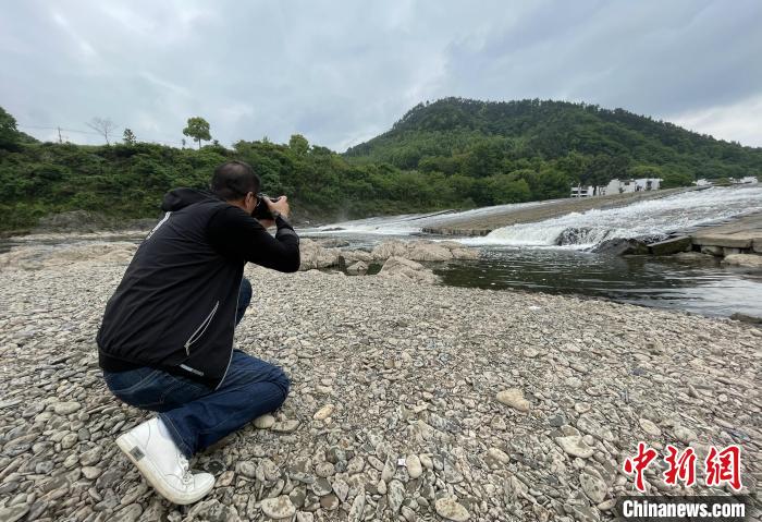 4月25日，一名海外華文媒體代表正在拍攝漁梁壩?！埑恳?攝