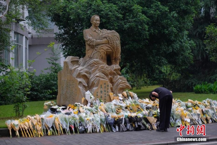 重慶西南大學師生在袁隆平雕像前獻花哀悼