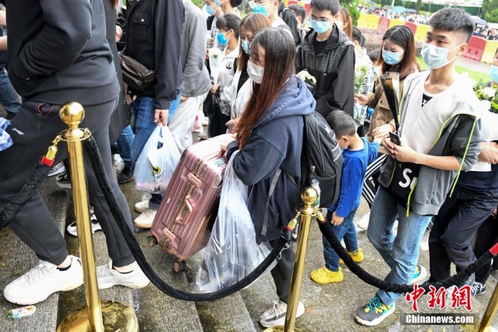 數(shù)萬民眾雨中送別袁隆平