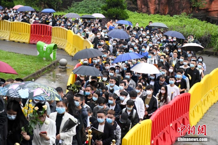 數(shù)萬民眾雨中送別袁隆平