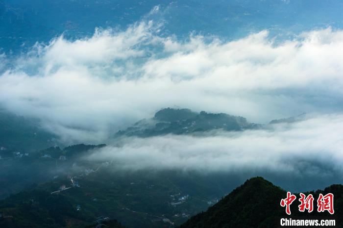 三峽庫區(qū)雨后云霧升騰?！±子?攝