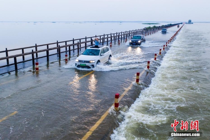 江西再現(xiàn)“水上公路” 目前已實(shí)行交通管制