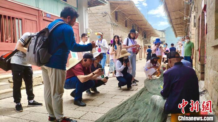 圖為參訪團(tuán)一行了解福安市溪邳村村民生活情況?！敲黜?攝