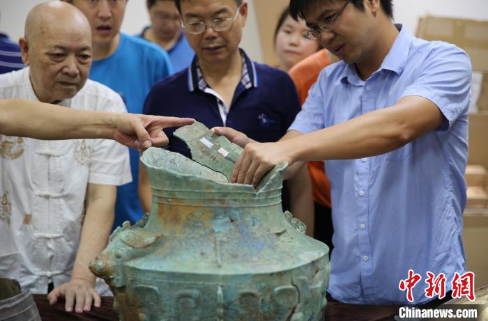 2號(hào)祭祀坑出土青銅器修復(fù)情形?！±子?攝