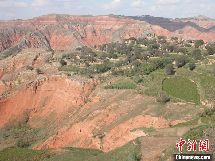 甘肅臨夏盆地的新生代地層?！≈锌圃汗偶棺邓?供圖