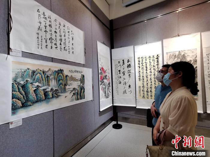 合肥市民參觀皖港澳僑界慶祝建黨100周年書(shū)畫(huà)展?！垙?qiáng) 攝