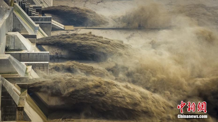 河南洛陽：黃河小浪底景區(qū)河水奔涌 場(chǎng)面壯觀