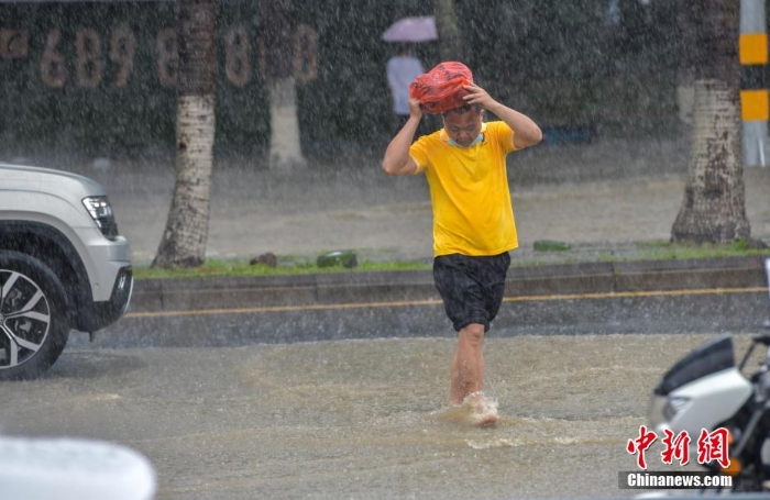 受南海熱帶低壓影響 海口迎暴雨市區(qū)多路段積水