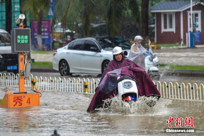 受南海熱帶低壓影響 海口迎暴雨市區(qū)多路段積水