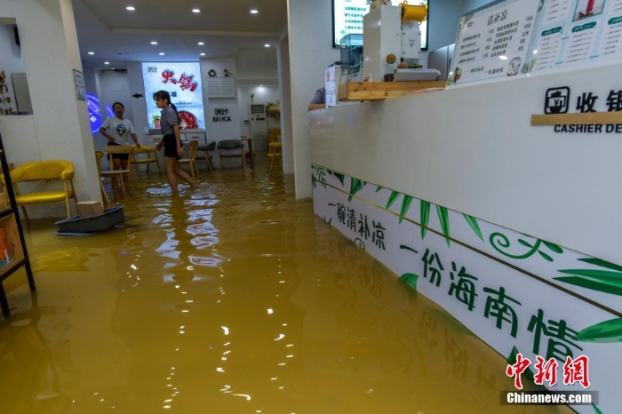 受南海熱帶低壓影響 ?？谟┯晔袇^(qū)多路段積水