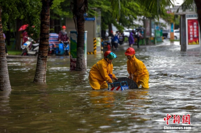 受南海熱帶低壓影響 海口迎暴雨市區(qū)多路段積水