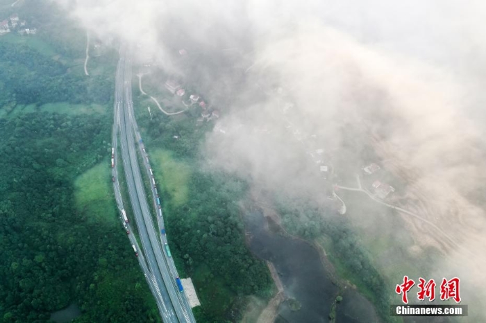 【沿著高速看中國(guó)】航拍江西九江繞城高速?gòu)]山青山湖大橋