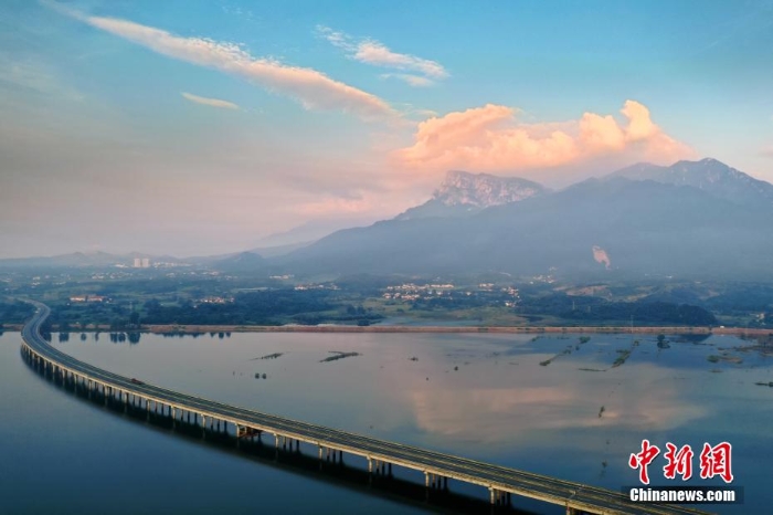 【沿著高速看中國(guó)】航拍江西九江繞城高速?gòu)]山青山湖大橋