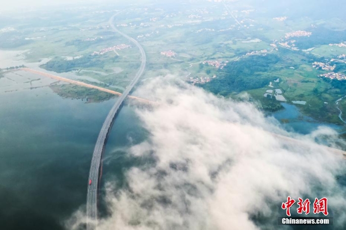 【沿著高速看中國(guó)】航拍江西九江繞城高速?gòu)]山青山湖大橋