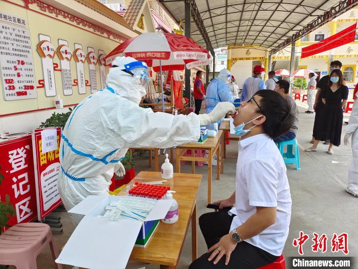 圖為7月10日，瑞麗市卯相社區(qū)居民進(jìn)行核酸檢測?！№n帥南 攝