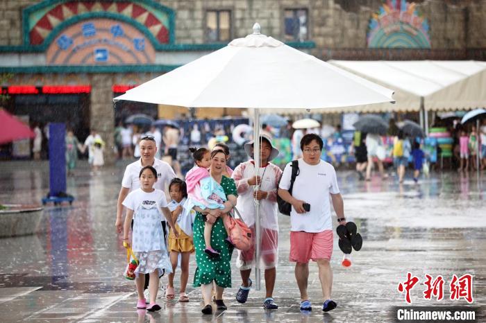 大傘底下好躲雨。　泱波 攝