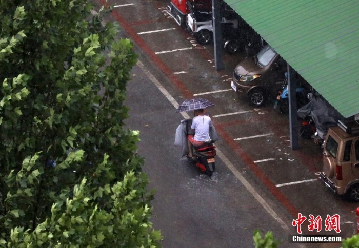 北京遇今年汛期最強(qiáng)降雨 市民冒雨出行