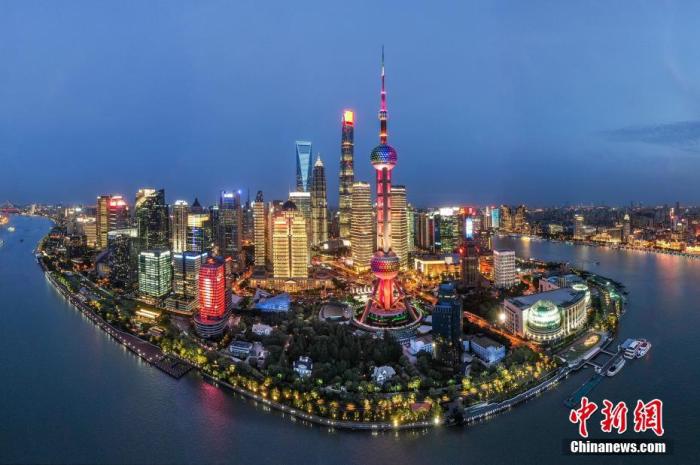 資料圖：航拍上海浦東陸家嘴夜景，燈火輝煌美不勝收。(無人機照片) <a target='_blank' href='http://www.chinanews.com/'>中新社</a>記者 張亨偉 攝