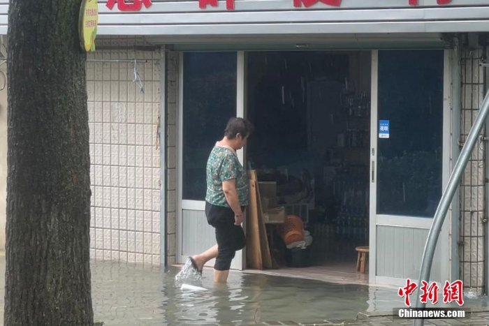 臺(tái)風(fēng)“煙花”登陸浙江舟山 登陸時(shí)中心附近最大風(fēng)力13級(jí)