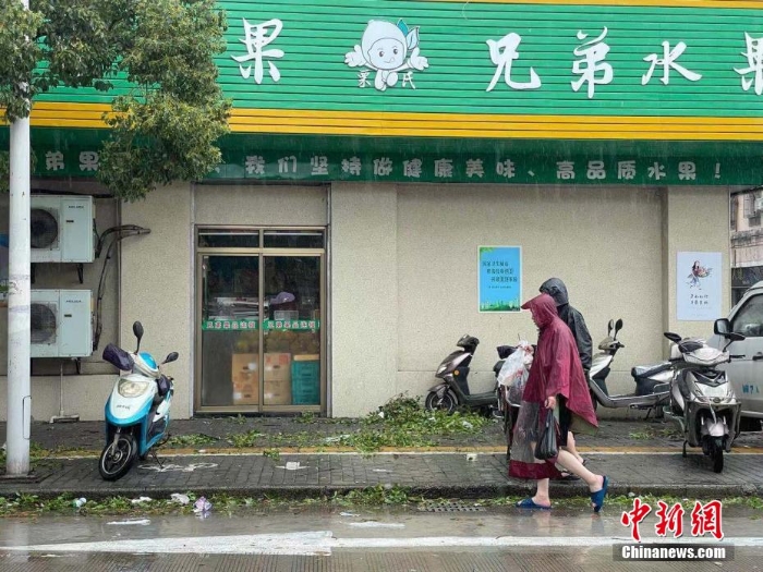 臺(tái)風(fēng)“煙花”登陸浙江舟山 登陸時(shí)中心附近最大風(fēng)力13級(jí)