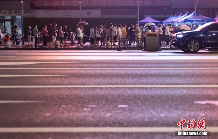 直擊夜幕下的南京街頭核酸檢測點