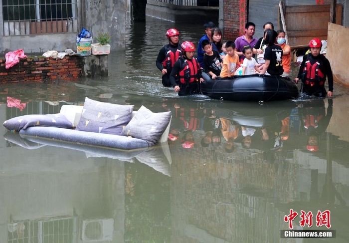 臺(tái)風(fēng)“盧碧”致福州閩侯積水嚴(yán)重  救援人員轉(zhuǎn)移被困民眾