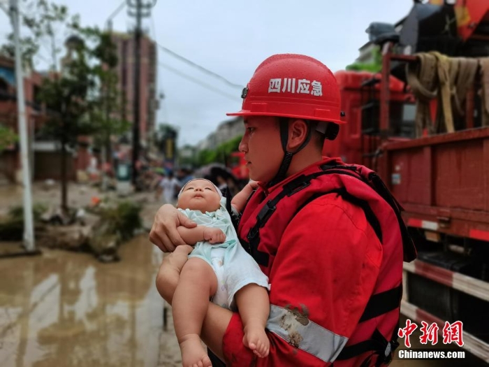 四川達州遭暴雨襲擊 救援人員緊急轉(zhuǎn)移被困民眾