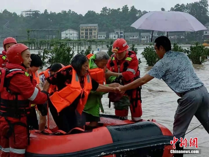 四川達州遭暴雨襲擊 救援人員緊急轉(zhuǎn)移被困民眾