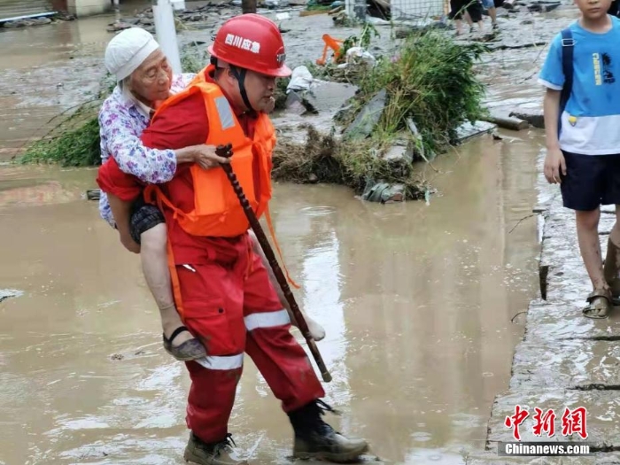 四川達州遭暴雨襲擊 救援人員緊急轉(zhuǎn)移被困民眾