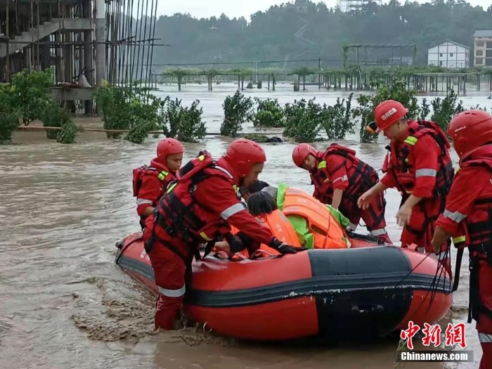 四川達州遭暴雨襲擊 救援人員緊急轉(zhuǎn)移被困民眾