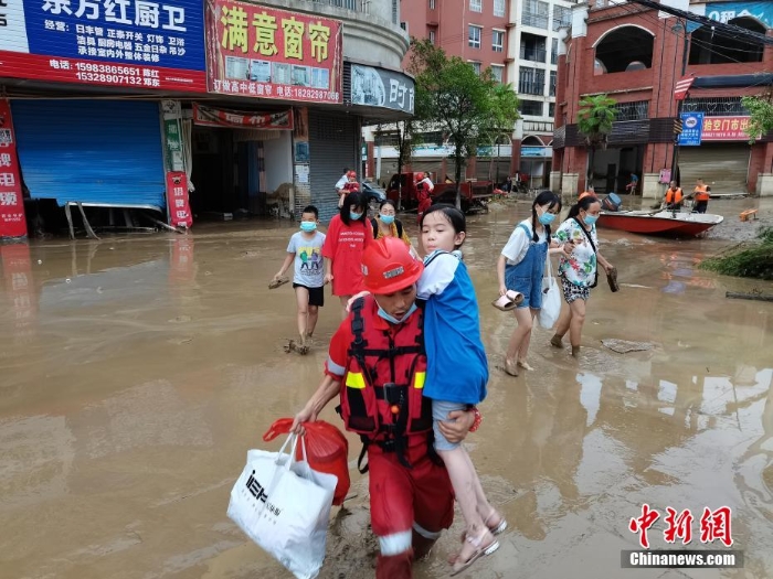 四川達州遭暴雨襲擊 救援人員緊急轉(zhuǎn)移被困民眾