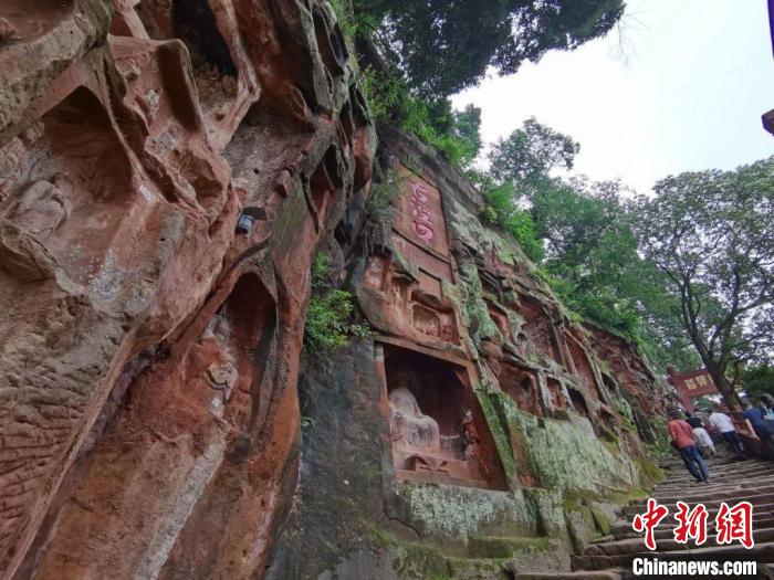 夾江千佛崖，水害和風(fēng)化嚴(yán)重?！≌{(diào)查組供圖