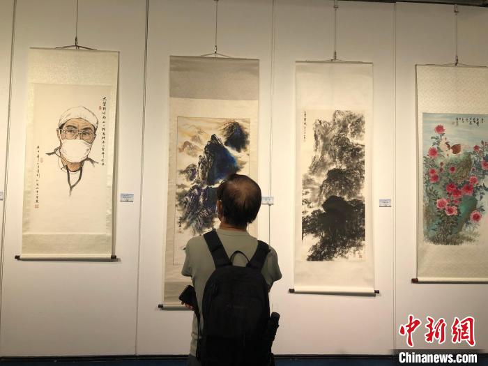 是次書畫交流展作品主題及表達(dá)形式都頗為豐富，吸引觀眾前來看展并拍照?！№n星童 攝