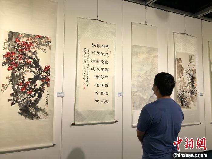 是次書畫交流展作品主題及表達(dá)形式都頗為豐富，吸引觀眾前來看展并拍照?！№n星童 攝