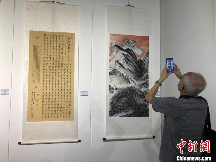 是次書畫交流展作品主題及表達(dá)形式都頗為豐富，吸引觀眾前來看展并拍照。　韓星童 攝