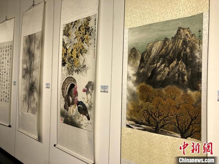 是次書畫交流展的參展者來自粵港澳三地的知名書畫家，參展作品多達(dá)135幅。　韓星童 攝