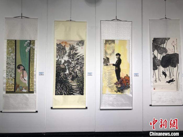 是次書畫交流展的參展者來自粵港澳三地的知名書畫家，參展作品多達(dá)135幅?！№n星童 攝