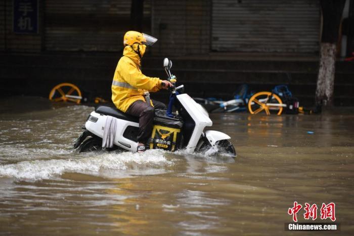 資料圖：外賣小哥通過積水路段。<a target='_blank' href='http://www.chinanews.com/'>中新社</a>記者 劉冉陽 攝